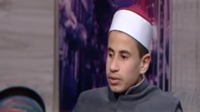 الطفل المعجزة.. فاقد للبصر حفظ القرآن بـ3 لغات في ٣ شهور بأرقام الآيات | فيديو