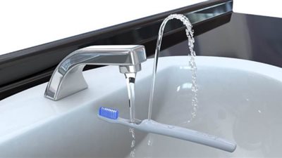 الطريقة الصحيحة لتنظيف فرشاة الأسنان