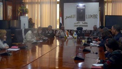 محافظ الأقصر يبحث مع وفد هيئة تنمية الصعيد أسباب توقف المشروعات