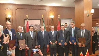 توقيع تسليم مركزى الشباب والرعاية الصحية ببورسعيد