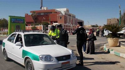 الشرطة توزع الحلوى على المارة فى شوارع الوادى الجديد| صور