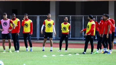 كبار الأهلي يحفزون زملاءهم داخل معسكر موقعة النجم الساحلي