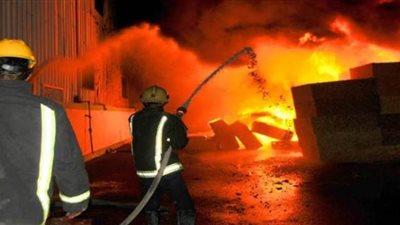 إخماد حريق نشب دخل معرض موبيليا فى مدينة نصر