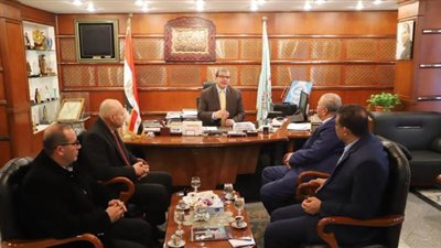 سعفان يلتقي وفد نقابة البتروكيماويات والغاز فى غزة