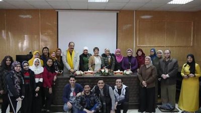 جامعة أسيوط تستقبل الفنانة الأرجنتينية ماريا كرستينا خلال فعاليات ورشة عمل النسيج