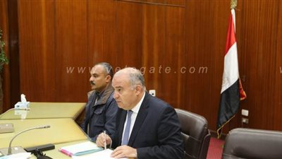 محافظ قنا يجتمع برؤساء الوحدات القروية | صور