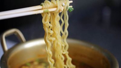 بمكونات بسيطة اصنعي الإندومي في المنزل