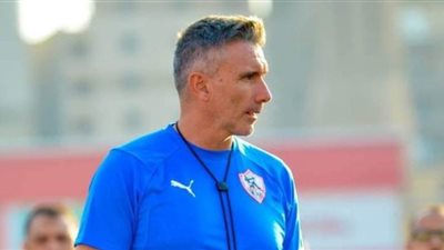 كارتيرون يلقي محاضرة على اللاعبين في تدريبات الزمالك