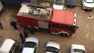11 صورة ترصد السيطرة على حريق شقة بالمنصورة وإصابة صاحبها