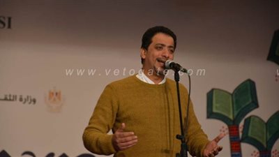 الهلباوي يشعل مسرح معرض الكتاب بأغنية 