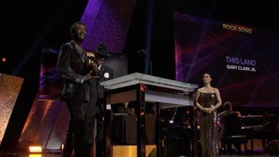 جراي كلارك جونيور يحصد جائزة أفضل أغنية روك بحفل جرامي