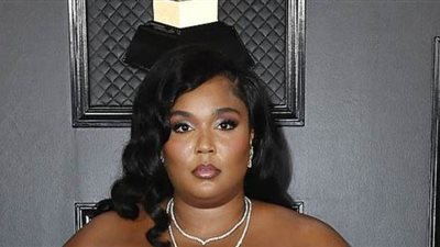 مرشحة الجرامي ليزو تختار إطلالة بيضاء بسيطة بحفل جرامي (صور)