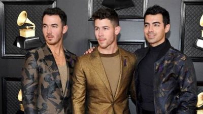 الإخوة جوناس يتألقون مع زوجاتهم في حفل جوائز جرامي (صور)