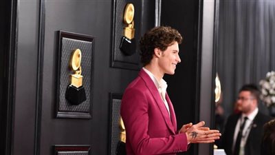 شون مينديز يخطف الأنظار بإطلالة وردية مميزة بحفل جرامي (صور)