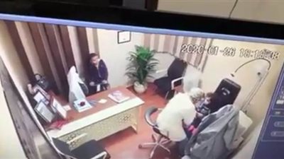 شاهد لحظة مغافلة طفل لطبيبة داخل عيادتها في الدقهلية وسرقتها