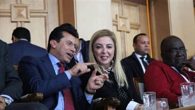 وزير الرياضة يتلقى التهنئة بإنجاز اليد من نظيرته التونسية