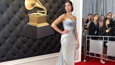 دوا ليبا تتألق بإطلالة فضية جذابة بحفل جرامي (صور)