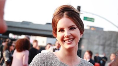 لانا ديل راي بمظهر ملائكي في حفل جوائز جرامي (صور)