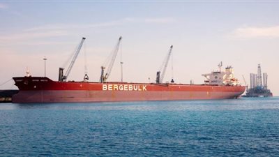 تداول 414 شاحنة و41 سيارة بموانئ البحر الأحمر