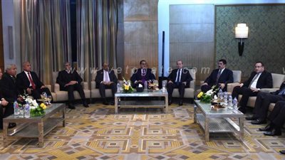 رئيس الوزراء يكرم المحافظين السابقين