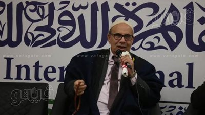 مسيحي لمبروك عطية: أنا وزوجتي بنحبك وبنتفرج على حلقاتك.. والأخير: ده شرف ليا | صور