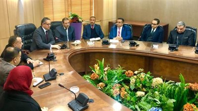 وزير السياحة والآثار يناقش آليات جذب استثمارات جديدة مع قيادات القطاع