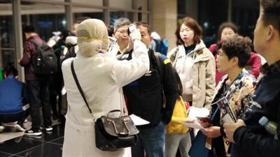 سلطات مطار القاهرة تفحص درجات الحرارة لمسافري رحلات الصين | صور