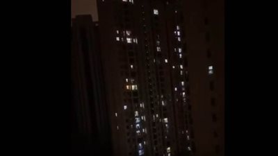 انفراد..سكان ووهان الصينية يهتفون من خلف النوافذ: 