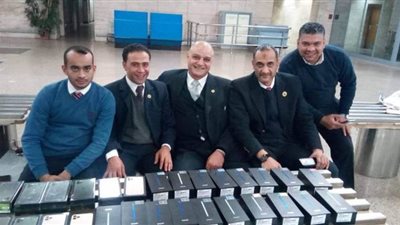 إحباط محاولة تهريب هواتف محمولة بمطار القاهرة | صور