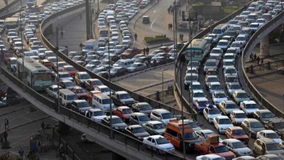 كثافات مرورية في محاور وميادين القاهرة الكبرى