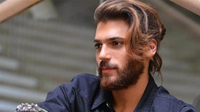 جان يامان يثير الجدل ببدلة عسكرية وصورة مع والدته