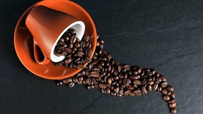 بينهم البيرة والقهوة.. مشروبات وأطعمة تزيد هرمون الأنوثة لدى الرجال