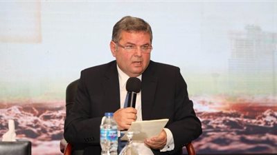 وزير قطاع الأعمال العام يستعرض خطة تطوير شركتي النصر والهندسية للسيارات