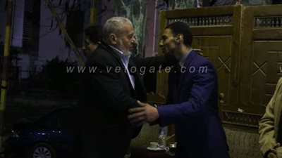 أبناء ماسبيرو يقدمون العزاء في الإعلامي محمد عبد العزيز بمسجد عمر مكرم | صور