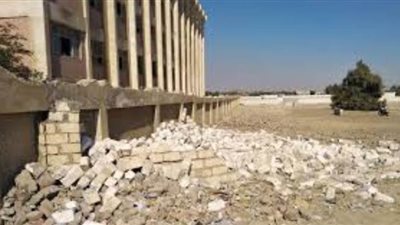 رئيس وحدة محلية بطوخ يحرر محضرا لمواطنين اعترضوا على بناء سور مدرسة