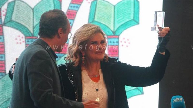 يسرا في معرض الكتاب
