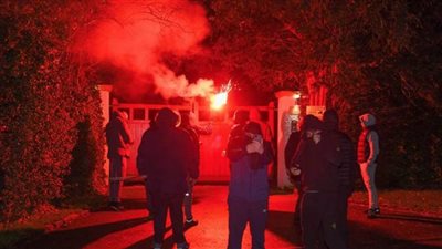 بعد النتائج السيئة.. جماهير مانستي تهاجم منزل رئيس النادي بالألعاب النارية | فيديو وصور