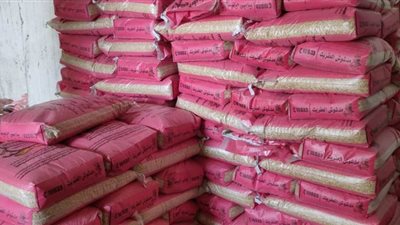 مصادرة 852.5 طن أرز وبقوليات مجهولة المصدر داخل مخزن بالمقطم| صور