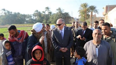 محافظ قنا يأمر بتمهيد وإنارة الطريق الرئيسى بنجع الزحاليق| صور