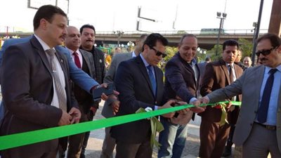 وزير الرياضة يتفقد معرض المشغولات اليدوية لذوي الهمم بمركز شباب الجزيرة