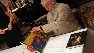 زاهي حواس يوقع كتابه عن توت عنخ آمون بثلاث لغات في بوادبست 