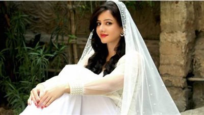 نجمة هندية تؤدي العمرة بعد تسريب صورة وفيديوهات خادشة لها (صور)