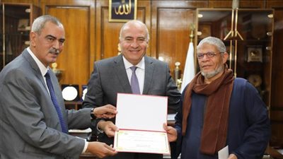 محافظ قنا يكرم مواطنا لحفاظه على نظافة الشوارع | صور