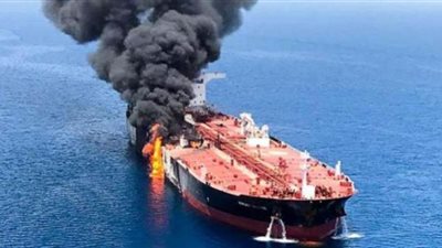 احتراق ناقلة نفط بالقرب من إمارة الشارقة في الإمارات | فيديو