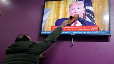 صورة  القرن.. فلسطينى يضرب ترامب بالحذاء
