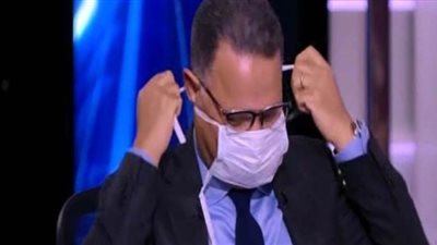 شريف عامر يرتدي كمامة ويستضيف أسرة مصرية عائدة من الصين| فيديو
