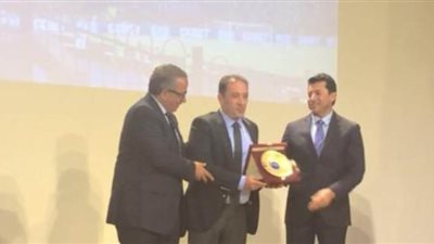 وزير الشباب والرياضة يكرم تامر غنام عضو مجلس إدارة منطقة القاهرة