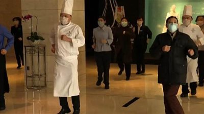 شاهد كيف يقضي عمال فندق صيني أوقاتهم بعد انتشار فيروس كورونا |فيديو
