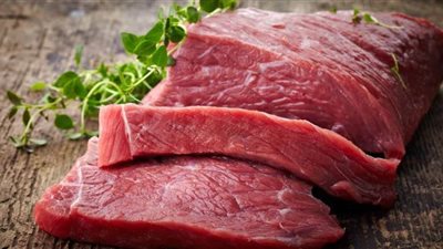 تفسير حلم اللحم النيء للعزباء والمتزوجة والحامل في المنام