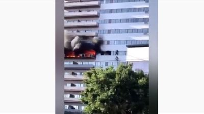 رجل ينجو بأعجوبة.. حريق هائل في عمارة من 25 طابقا بأمريكا | فيديو